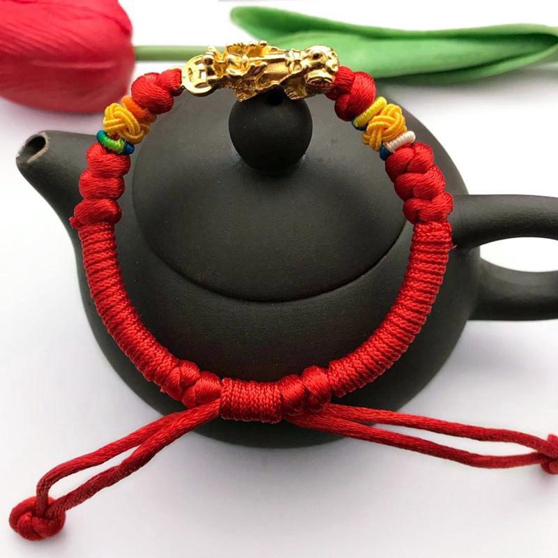 Vòng đeo tay dây bện màu đỏ mặt hình rồng vàng đem lại sự may mắn thời trang