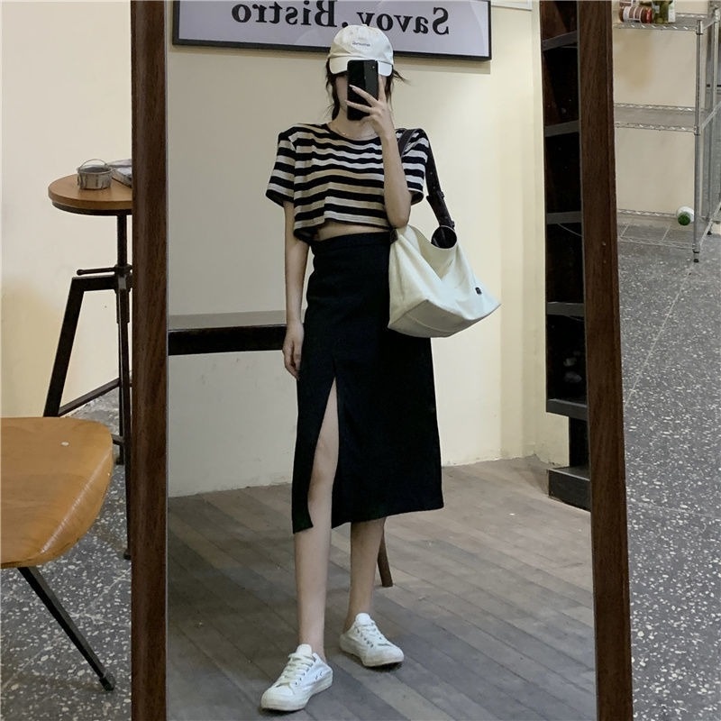 Set Áo Thun Ngắn Tay Kẻ Sọc Trắng Đen Và Chân Váy Lưng Cao Xẻ Tà Thời Trang Mùa Hè Dành Cho Nữ