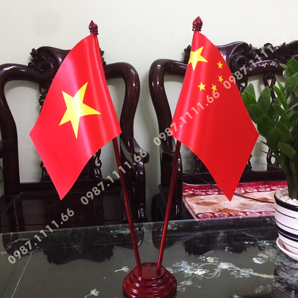 Cờ Để Bàn Đế gỗ Cắm 2 cờ  Việt Nam - Trung Quốc In Kỹ Thuật Số 3D
