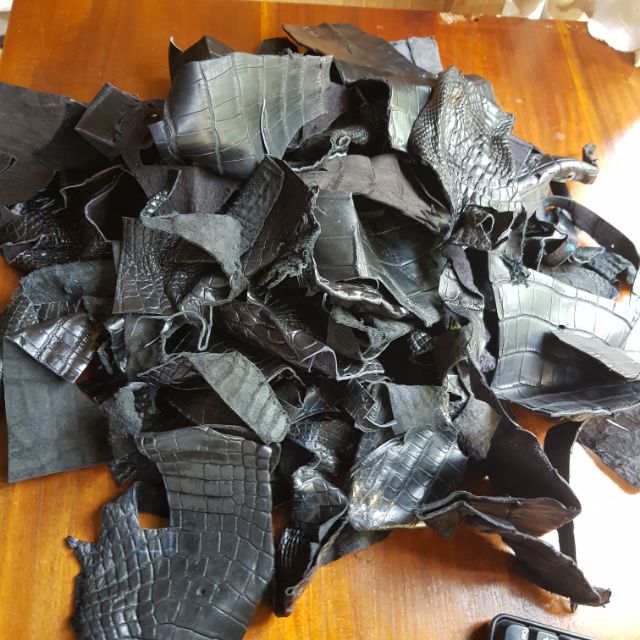 Da Cá Sấu Vụn Màu Đen 1kg