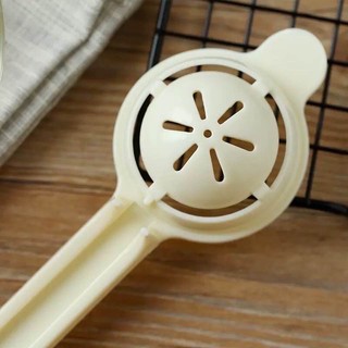 Dụng cụ tách lòng trắng trứng