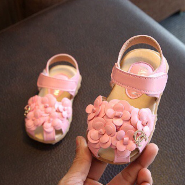 Sandal rọ hoa cho bé gái