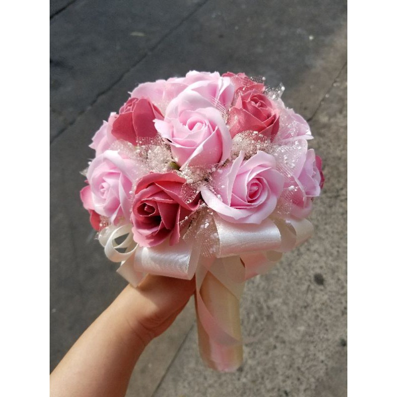 BÓ HOA CƯỚI CẦM TAY CÔ DÂU BẰNG HOA HỒNG SÁP THƠM MÀU HỒNG ĐIỂM VOAN TUYẾT VÀ HẠT CHÂU TRẮNG, TẶNG KÈM HOA CÀI ÁO CHÚ RỄ