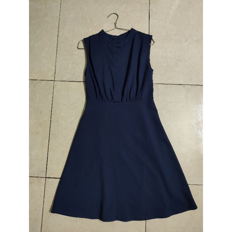 Đầm thiết kế cổ trụ xếp li eo size M xanh navy