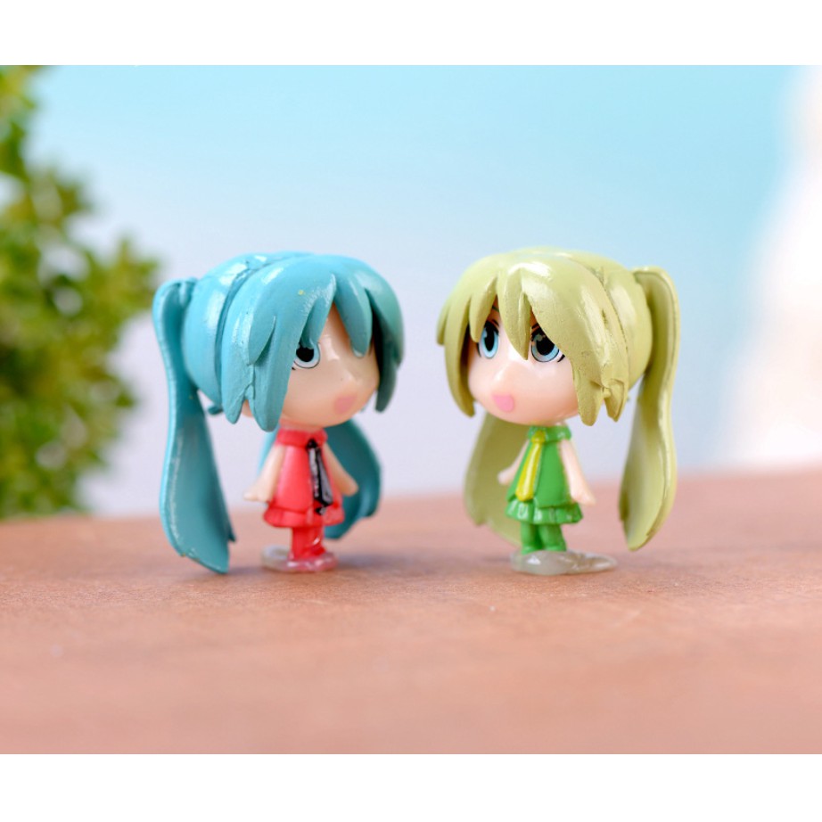 Combo 04 mô hình Hatsune Miko với các trang phục và màu tóc khác nhau trang trí tiểu cảnh