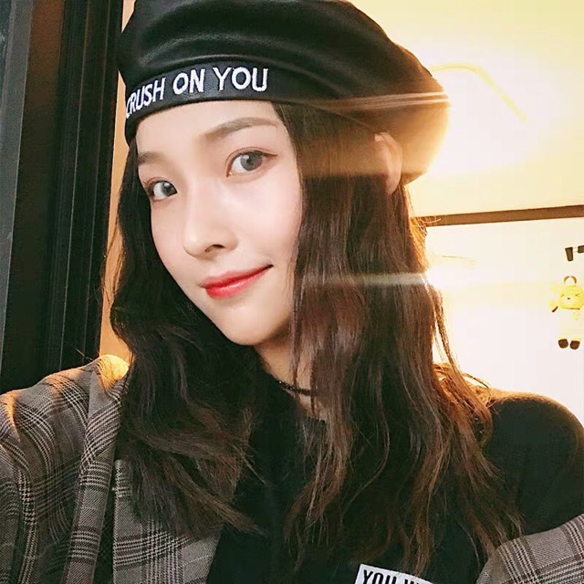 Mũ beret da Mũ nồi màu đen đỏ thêu chữ