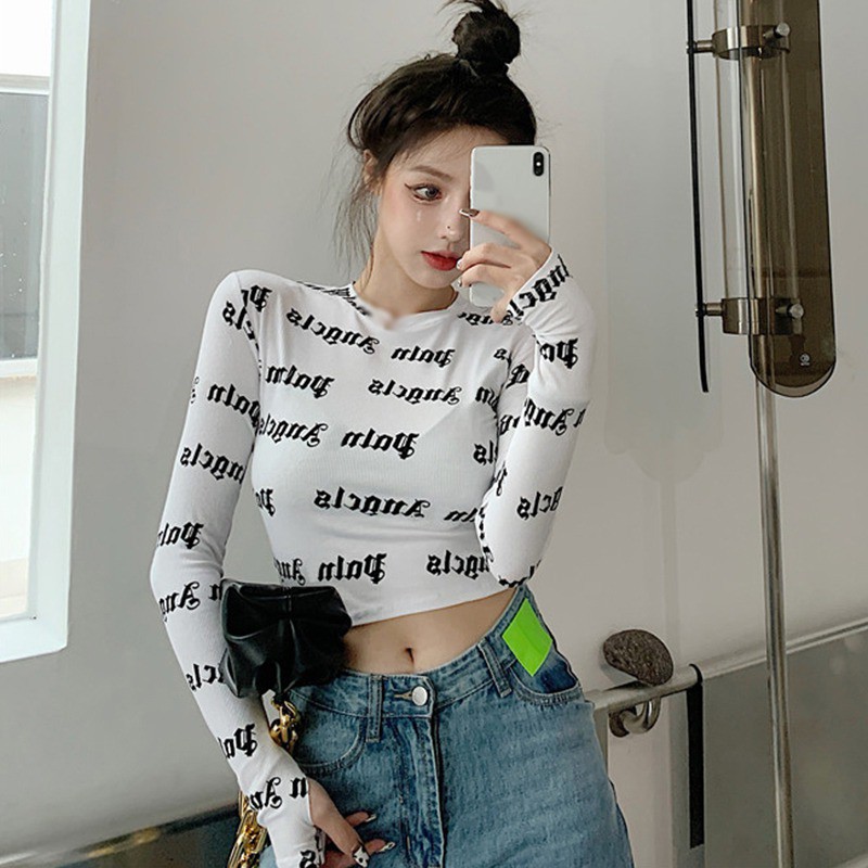 Áo croptop tay dài cổ lọ dáng ôm phong cách quyến rũ cho phái nữ