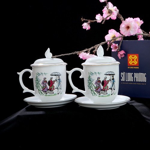 Bộ Ca 10.5 In Quan Họ Có Đĩa Kê Sứ Long Phương - Cốc Uống Nước Có Nắp In Hình Quan Họ Viền Vàng