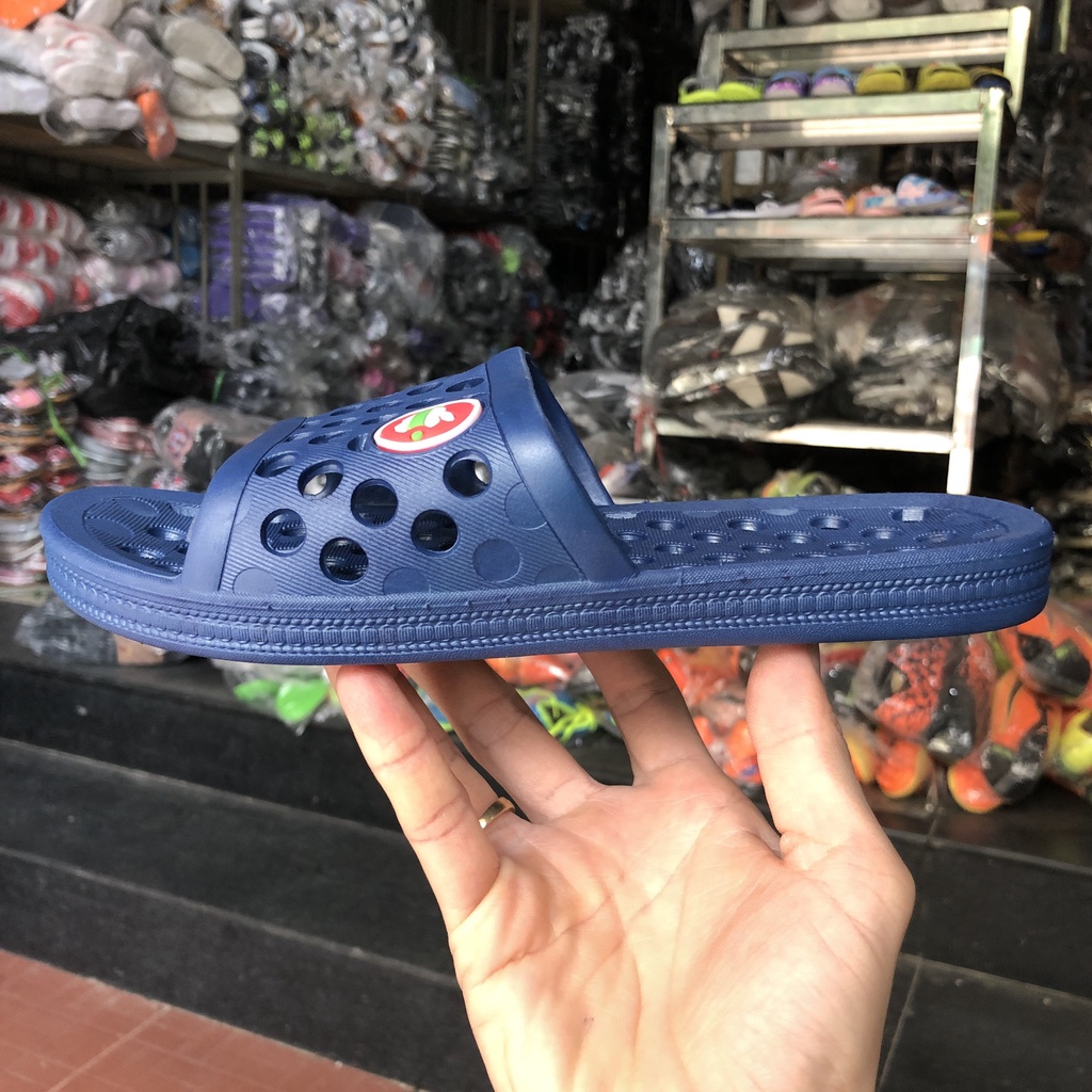 Dép nhựa đi trong nhà tắm nam nữ, hình táo có lỗ massage chân giá rẻ Á050