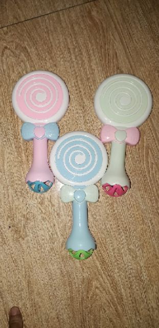 Chiếc lục lạc hình que kem bằng nhựa rất đep