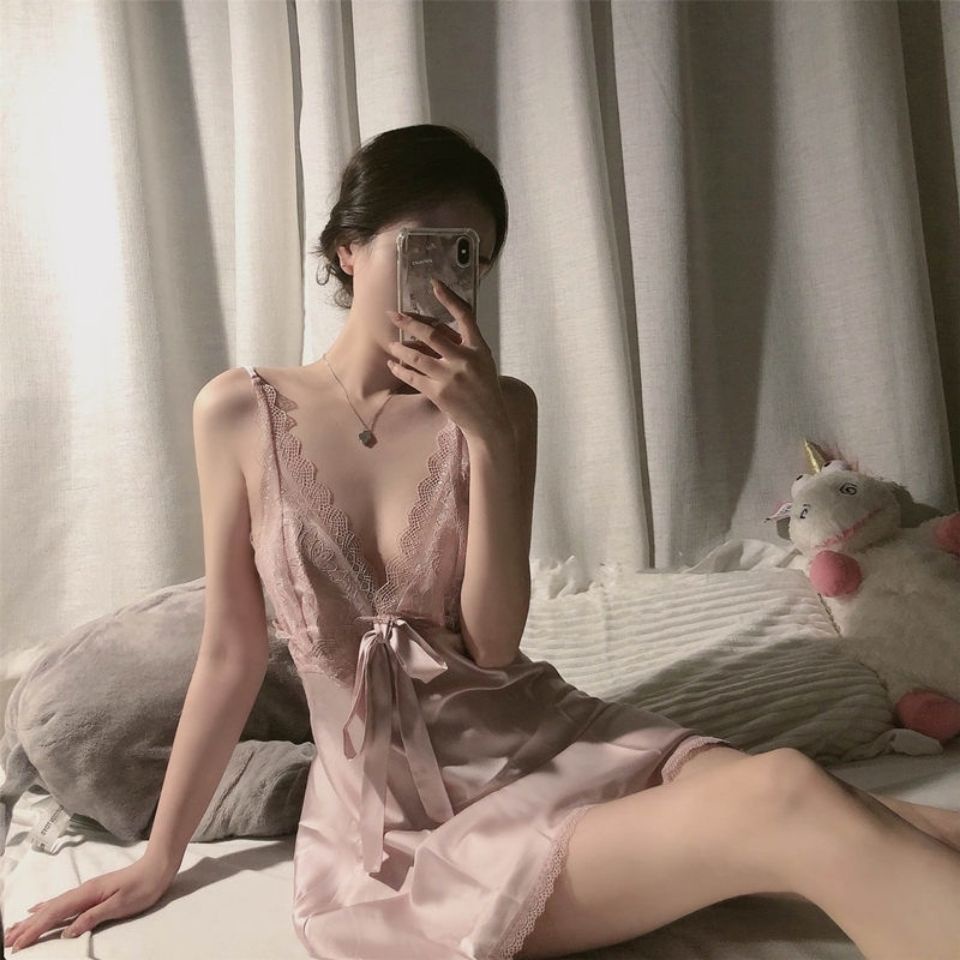 Đầm Ngủ Lụa Lạnh Mỏng Hai Dây Hở Lưng Cổ Chữ V Sâu Viền Ren Gợi Cảm Thoáng Khí Phong Cách Nữ Thần Thời Trang Mới