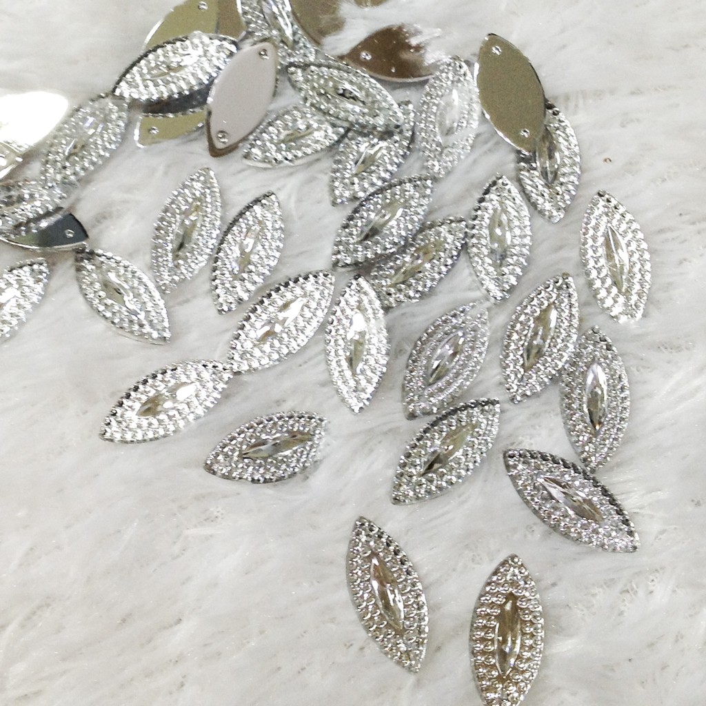 Hạt đá nhựa acrylic kết áo hình lá dài bạc ánh trắng size 2.1cm