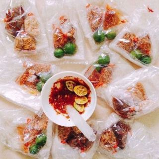 Bánh tráng tắc muối ớt phơi sương ăn là nghiền luôn nè .ngon hết sảy bà bảy luôn nha khách 1 xâu  10 bịch  a .tắc muối