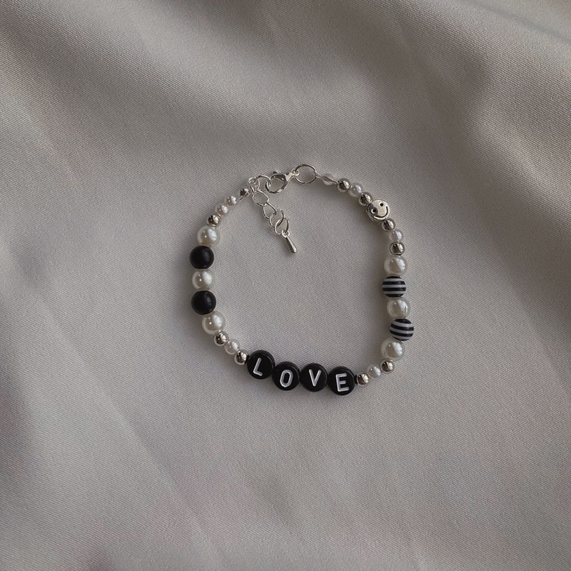 Vòng tay chuỗi hạt màu đen sọc