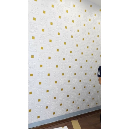 Combo 30 tấm xốp dán tường hoa văn kèm nhũ vàng. khổ lớn 70x70cm có keo sẵn