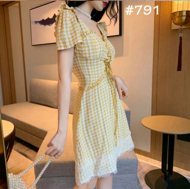 Đầm caro vàng đan dây mắt cáo lai ren