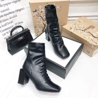 Bốt nhăn gót trụ cực chất