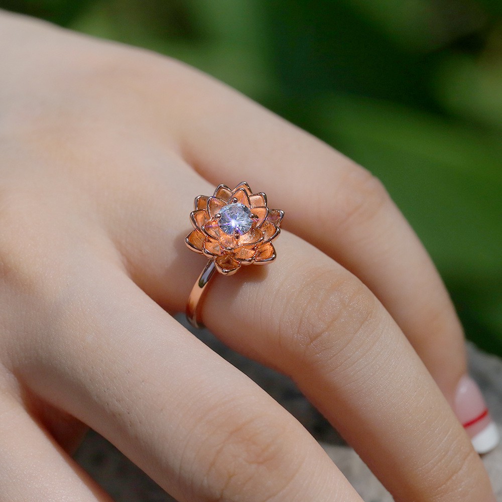 Japan and South Korea small fresh flower ring fashion ladies zircon ring