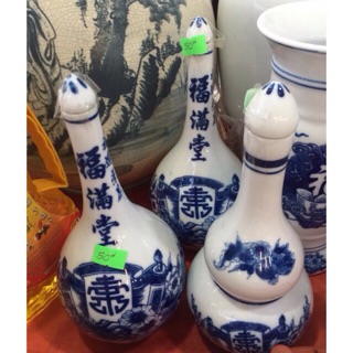 Nậm đựng rượu thờ cúng vừa đẹp lạ vừa cổ kính nhé mọi người.