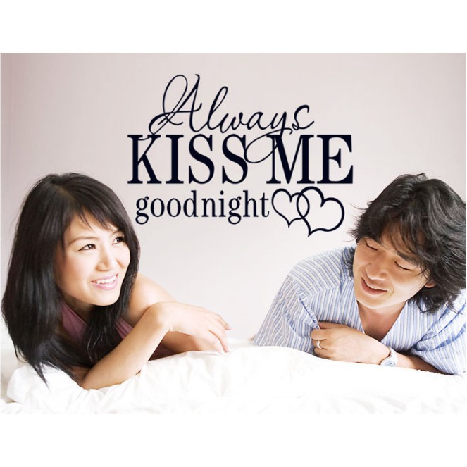 Decal trang trí chữ Tiếng Anh KISS ME