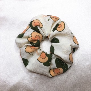 Cột tóc scrunchies hoạ tiết trái bơ