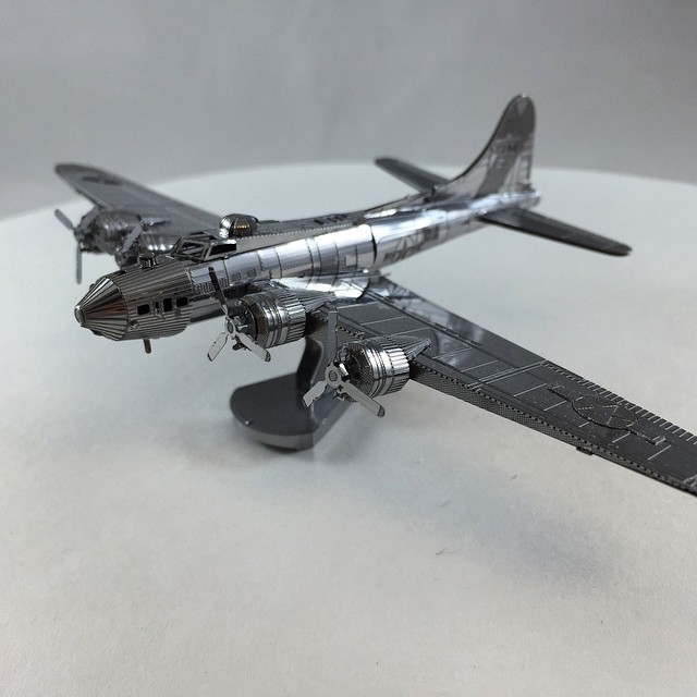 Mô Hình Lắp Ghép 3D Kim Loại Tự Ráp Máy Bay Ném Bom Hạng Nặng B-17 Flying Fortress - Chưa Lắp