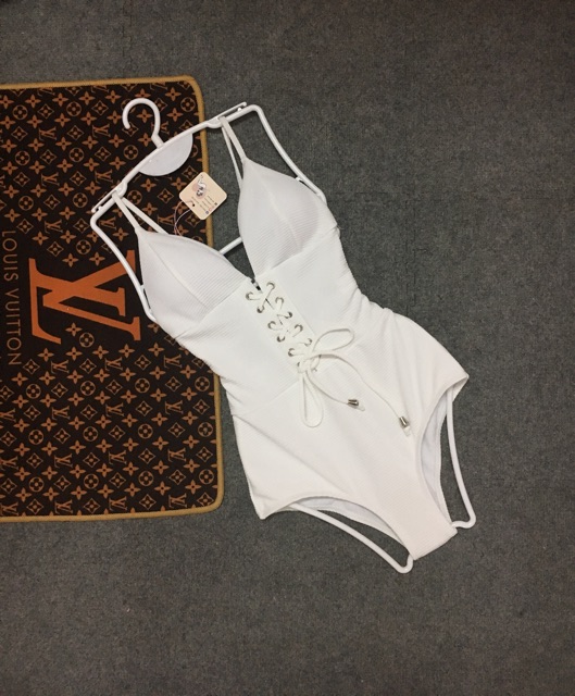 [BKN486] &lt;HÀN&gt; BODYSUIT TRẮNG VẢI GÂN ĐAN DÂY NGỰC KIỂU HÀN