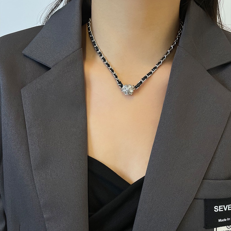 Vòng Cổ Đính Đá Sáng Lấp Lánh Từ Tính Thời Trang Mới