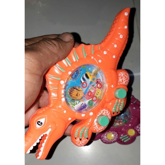 Một chiếc game bấm nước hình khủng long bằng nhựa