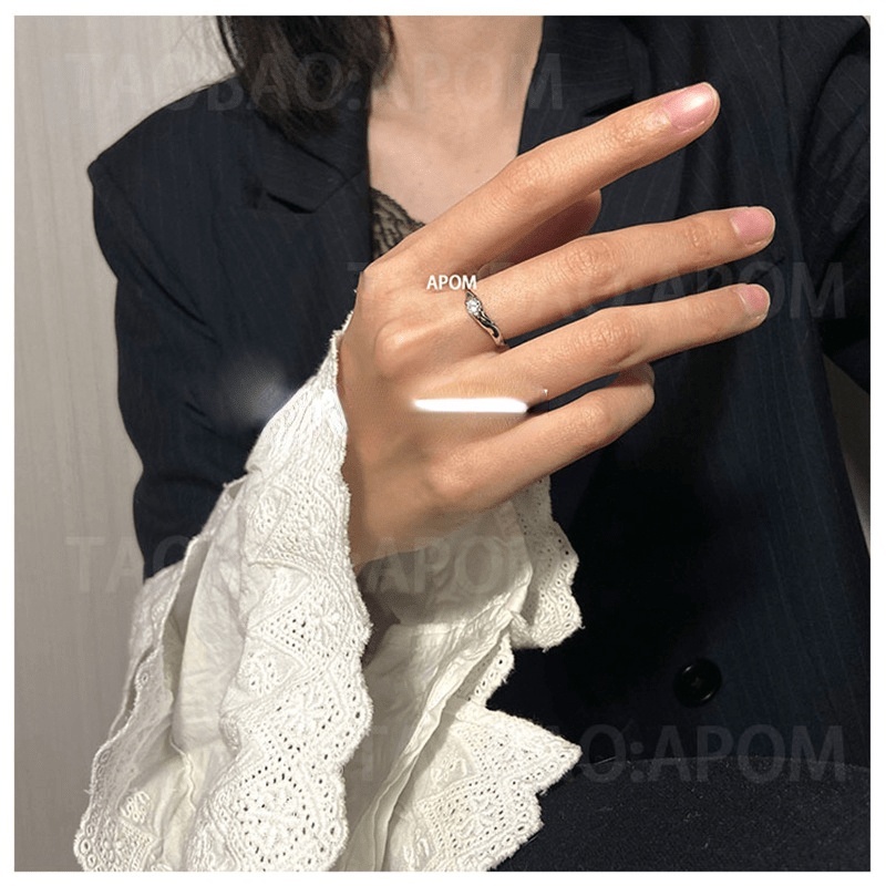 Nhẫn mở đính kim cương đơn giản dễ phối đồ cho nữ