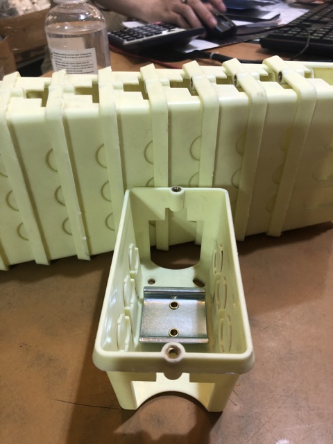 Đế át âm nhựa dùng cho mặt Át kiểu M - SG100/M