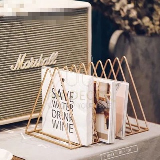 Kệ, giá đỡ sách báo, tạp chí tam giác sắt Bắc Âu decor trang trí bàn học sang trọng - AM Decor