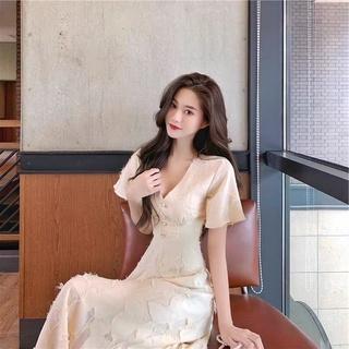 ĐẦM HOA NỔI KEM MIDI CỔ V NÚT