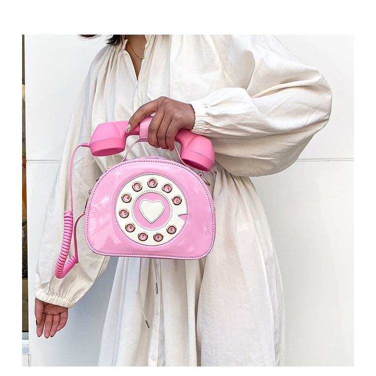 Túi đeo chéo độc lạ hình chiếc điện thoại bàn