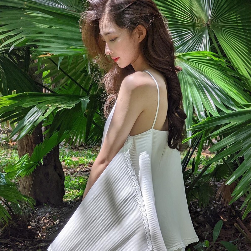 Set áo trắng cổ yếm xoè tà lệch + short