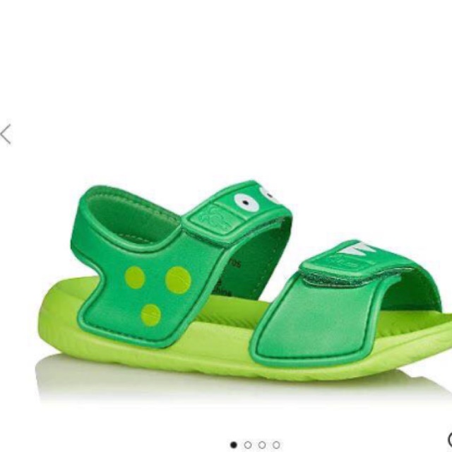 Dép sandal mầu xanh của George