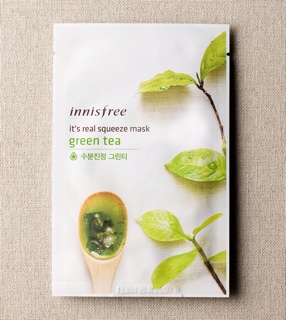 Đắp mặt nạ giấy innifree