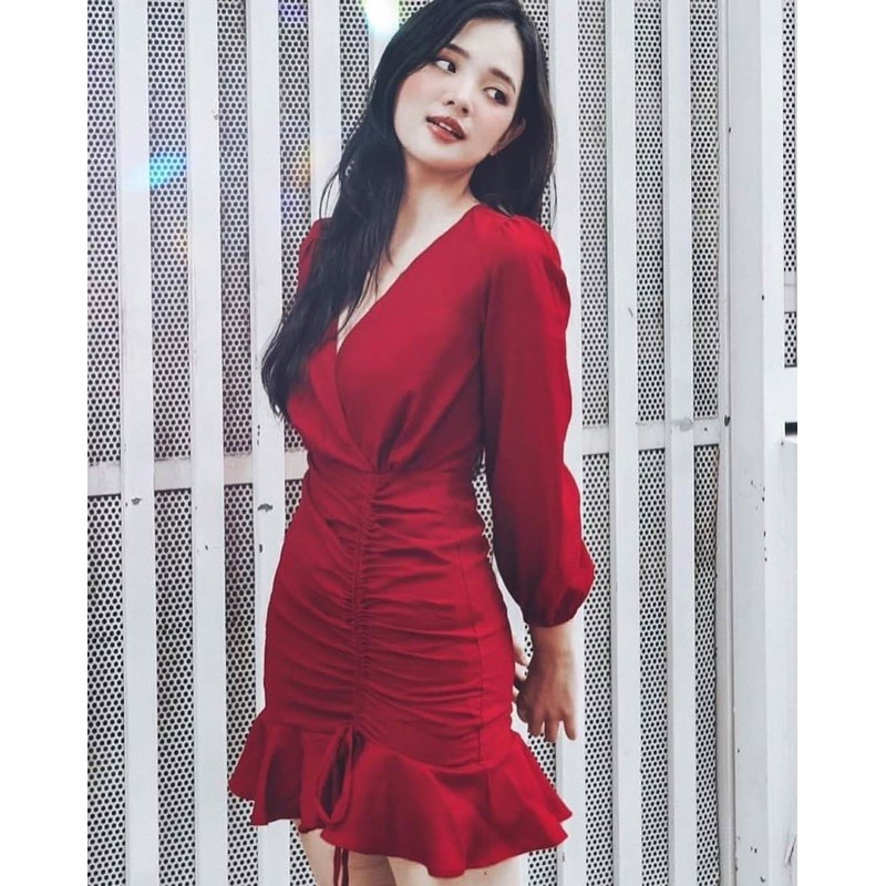 Đầm trắng đuôi cá dây rút tay dài siêu xinh | BigBuy360 - bigbuy360.vn