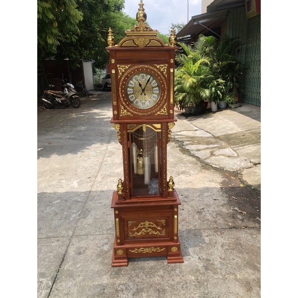 Đồng hồ  gỗ  hương  đá  dát vàng  kích thước  cao 186 cm ngang 56 sâu 26 cm.