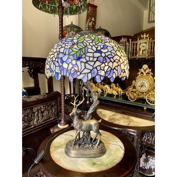 Đèn Tiffany con hươu bên hoa từ đằng