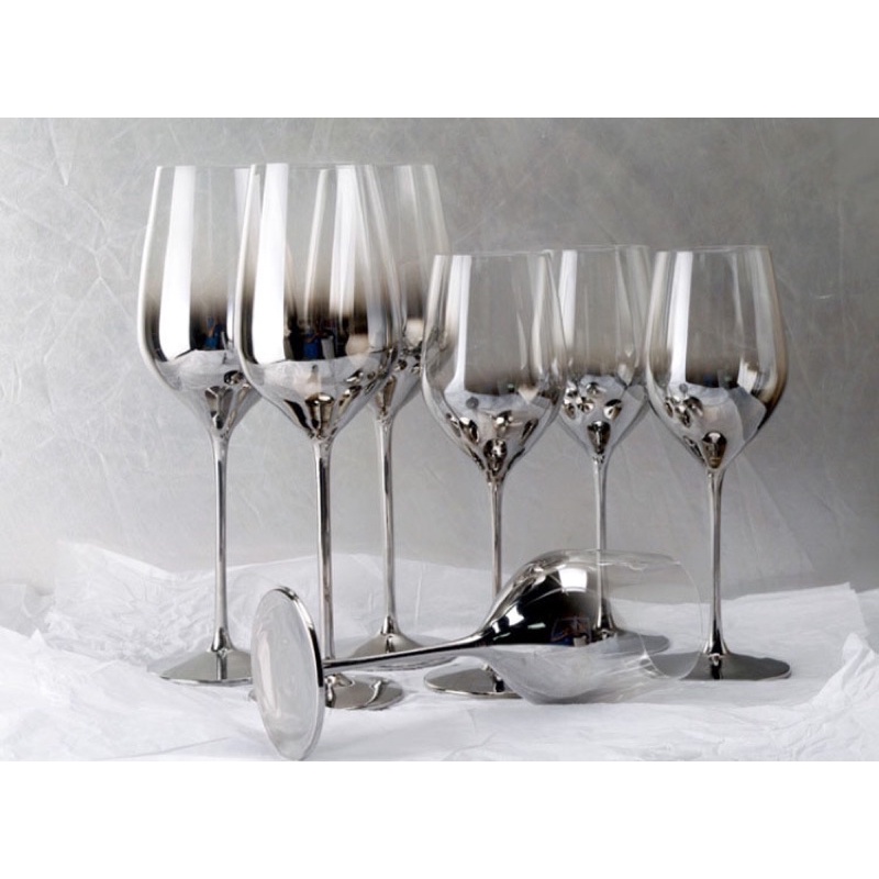 Bình thở và ly rượu vang màu ánh bạc và ánh vàng cao cấp