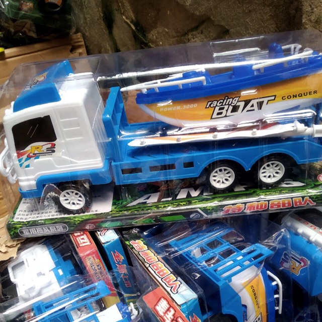 Đồ chơi ô tô chở phi thuyền