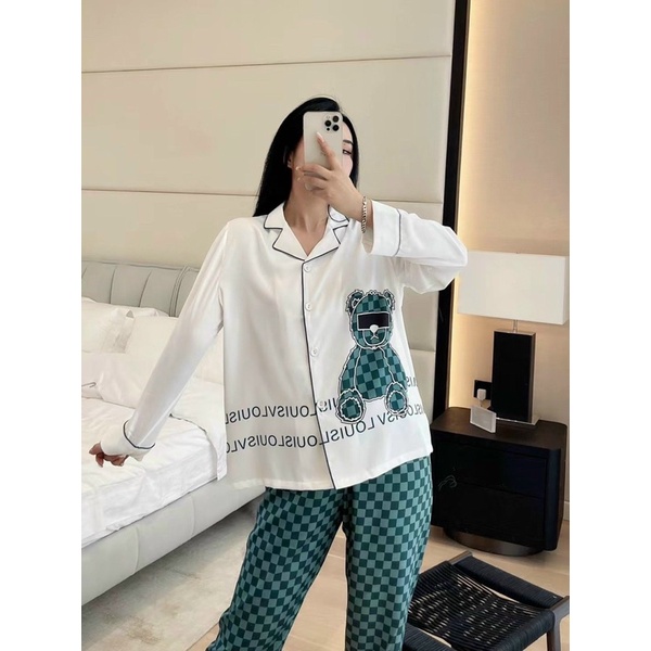 ❤️PIJAMA LỤA DÀI NỀN TRẮNG HOẠ TIẾT GẤU CA RÔ XANH CỦA HÃNG DOZZIRA D.O CAO CẤP
