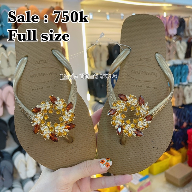 dép HVN gold nhạt mix charm nguyệt quế trà
