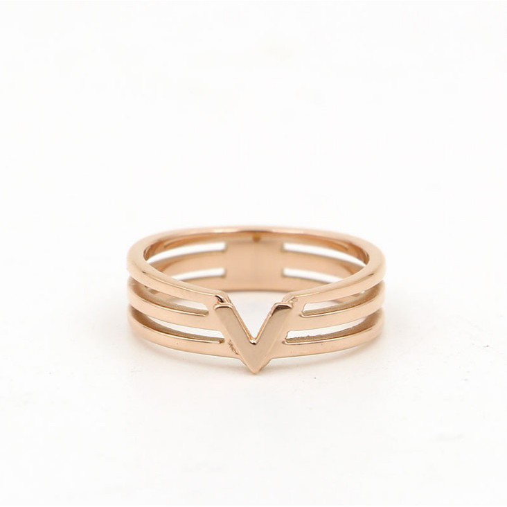 Nhẫn Chữ V Ti Tan Không Đen TT 0927