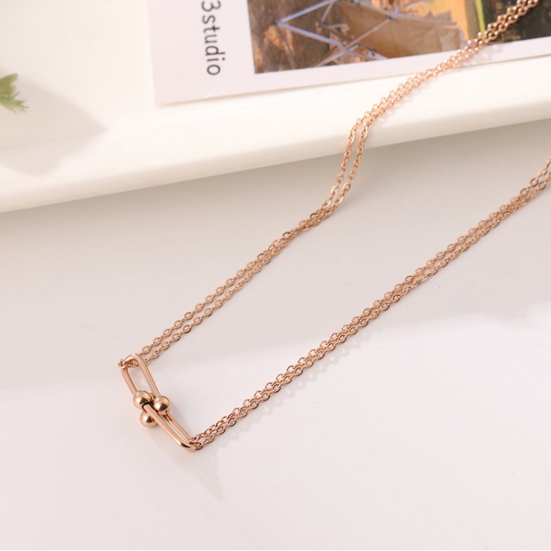 Dây chuyền titan kiểu khóa móng ngựa không gỉ phim Penthhouse