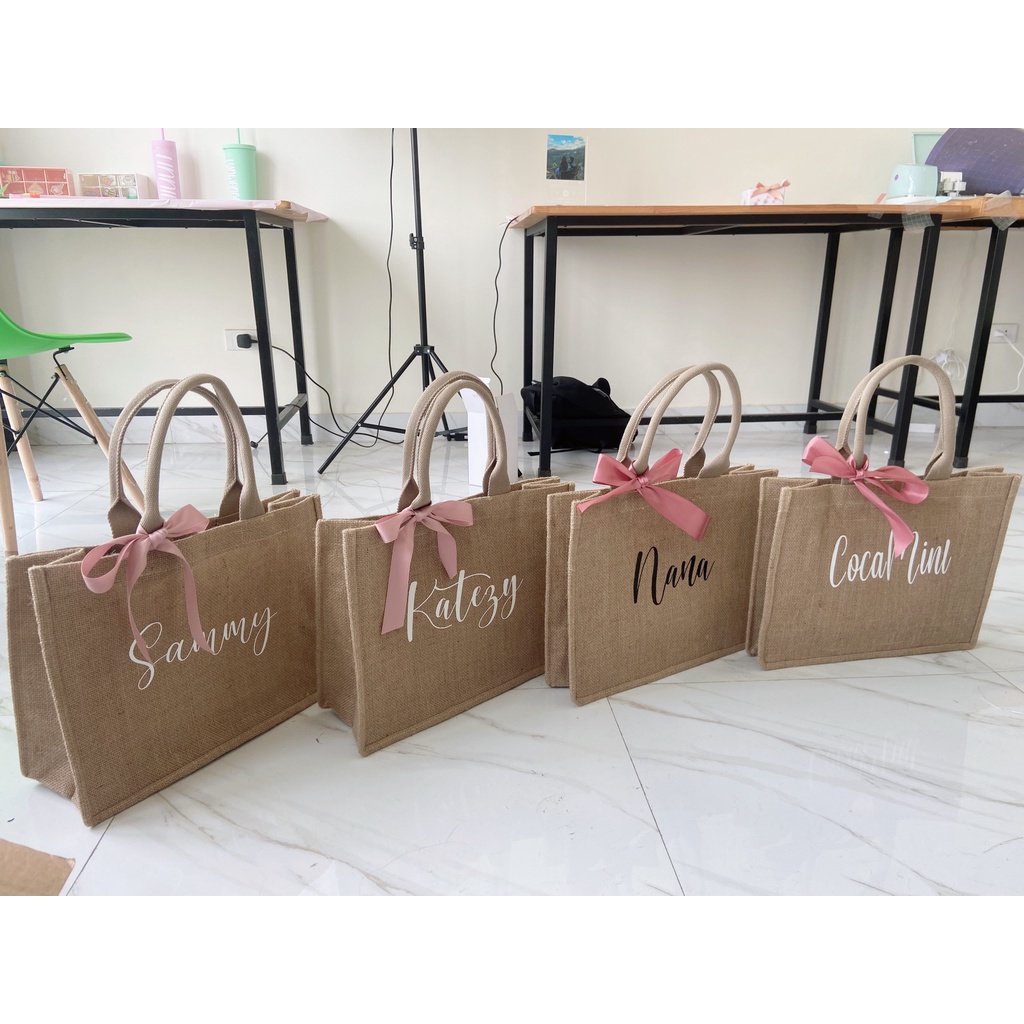 Túi Cói In Tên Riêng Kèm Nơ Thời Trang Theo Yêu Cầu Đeo Vai Đi Biển, Đi Du Lịch Mang phong cách cá nhân