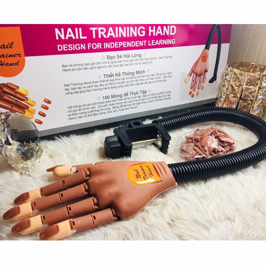 Bàn tay giả học nail