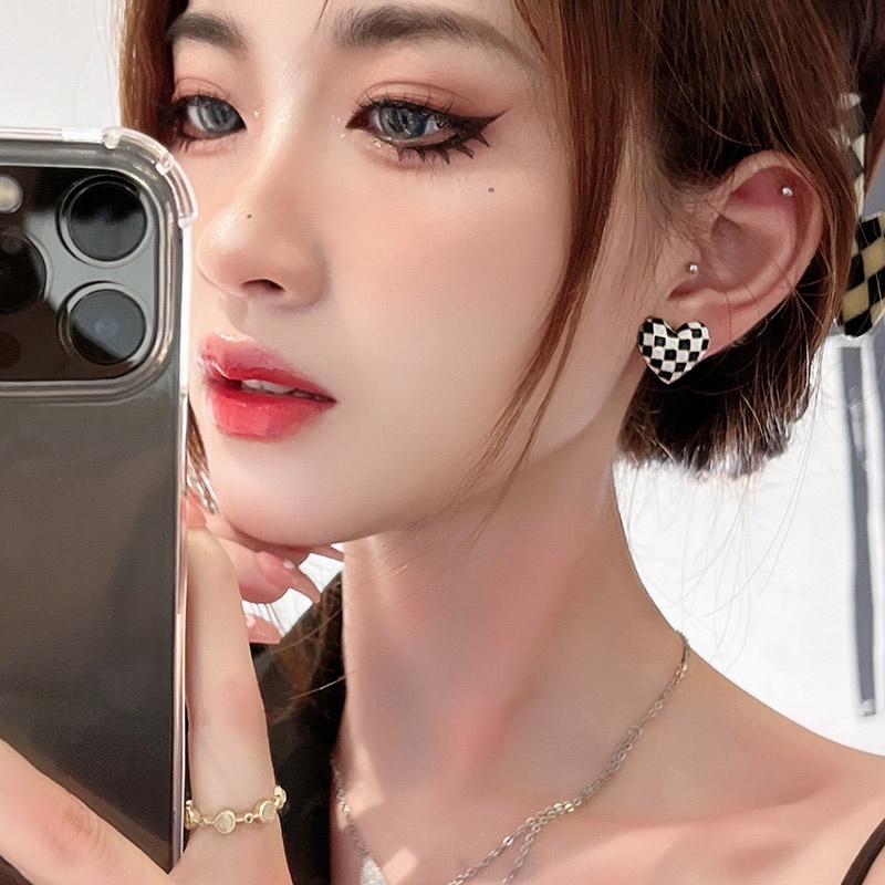 Bông tai đinh tán chốt bạc họa tiết trái tim kẻ ca rô tráng men màu sắc tương phản