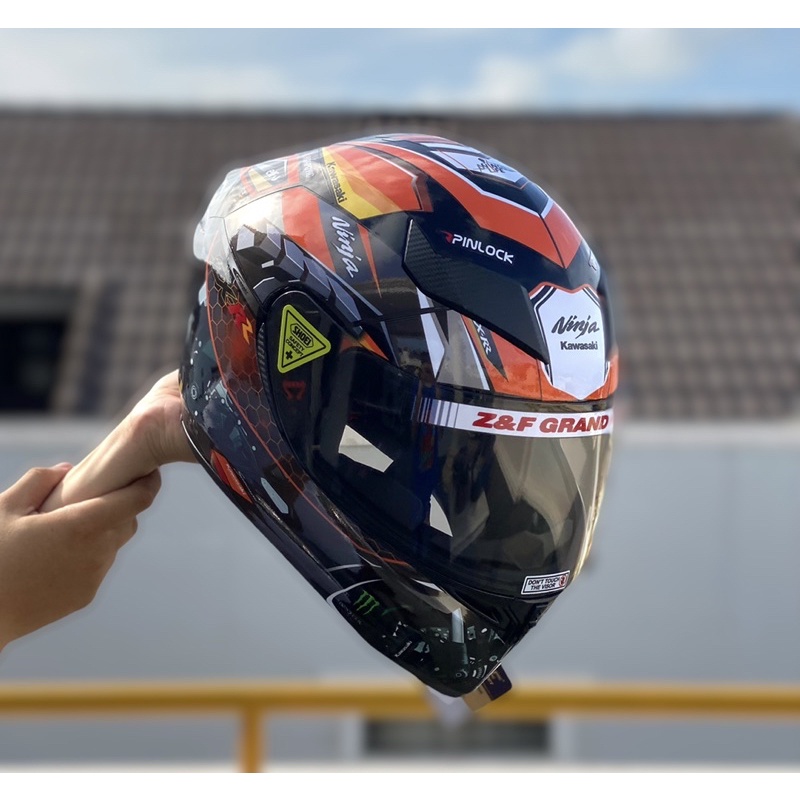 MŨ BẢO HIỂM FULLFACE M138B ĐEN BÓNG LÊN TEM KAWASAKI CAM CHÍNH HÃNG , TẶNG TÚI ĐỰNG VÀ BH 12 tháng